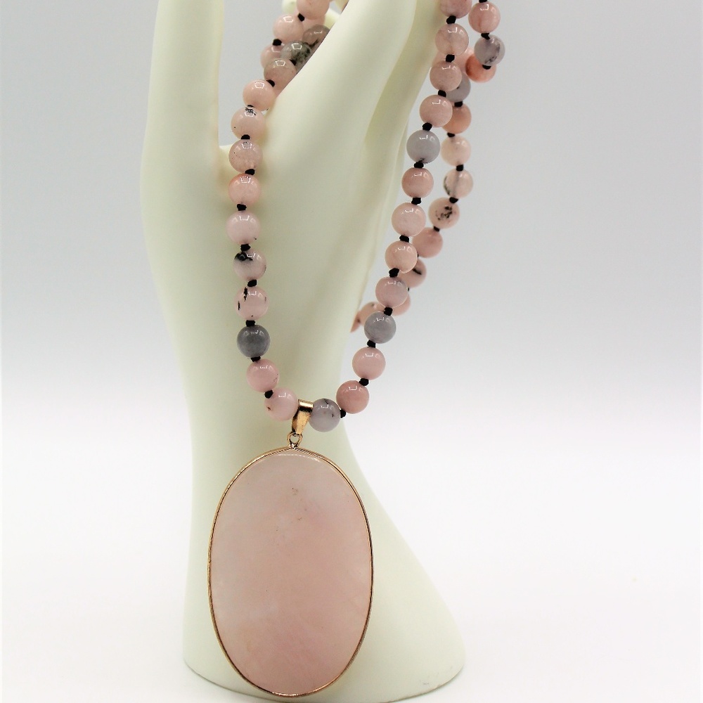 Pink pendant knotted necklace